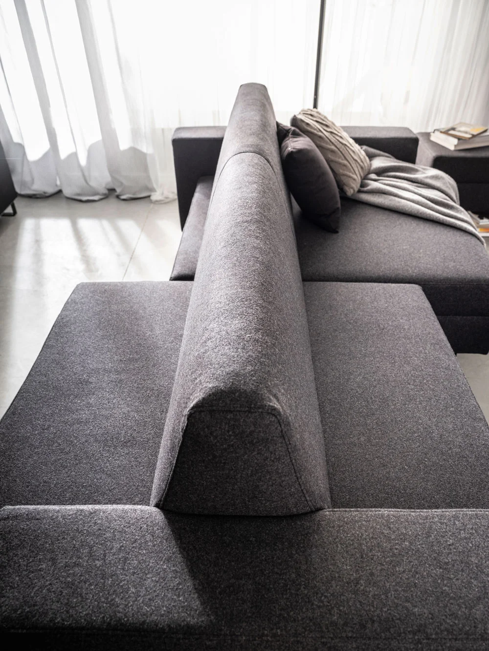 szara designerska sofa